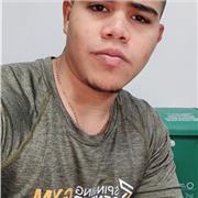 Profesor de educación física imparte a niños de todas las edades